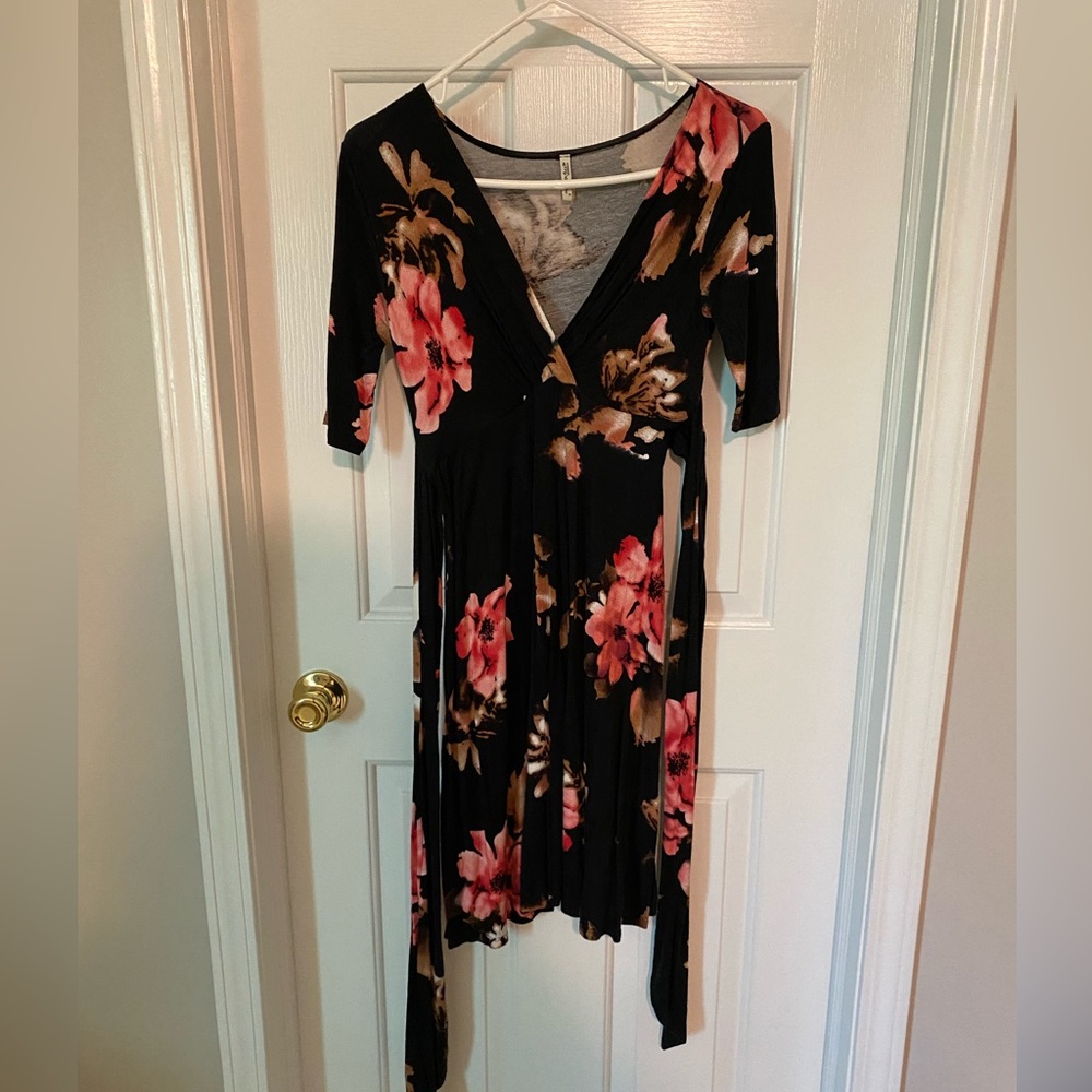 Motherbee Maternity Cross Body Wrap Maternity/ Nursing Dress - Floral